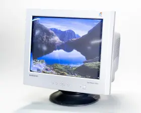 955DF SAMSUNG Syncmaster Crt Monitor