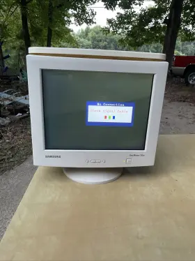 DS17KSBL SAMSUNG Syncmaster Magic Bright Crt Vga Monitor
